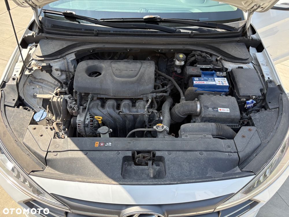 Hyundai Elantra 1.6 Comfort - 12
