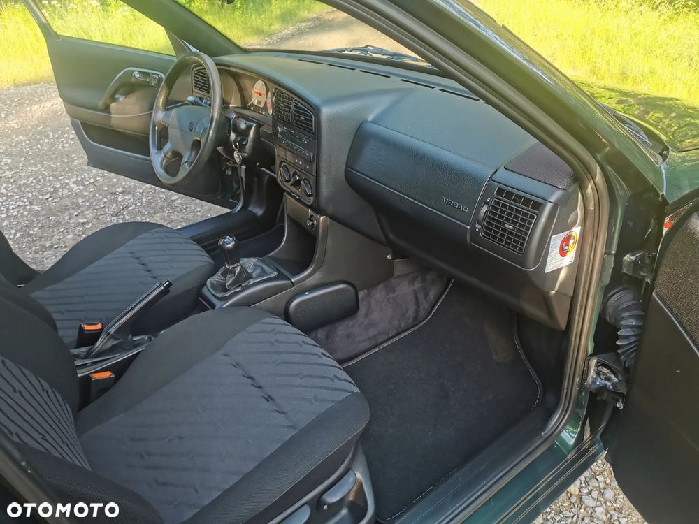 Volkswagen Passat 1.8 GL - 31