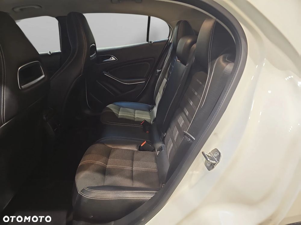 Mercedes-Benz GLA 200 7G-DCT Urban - 12
