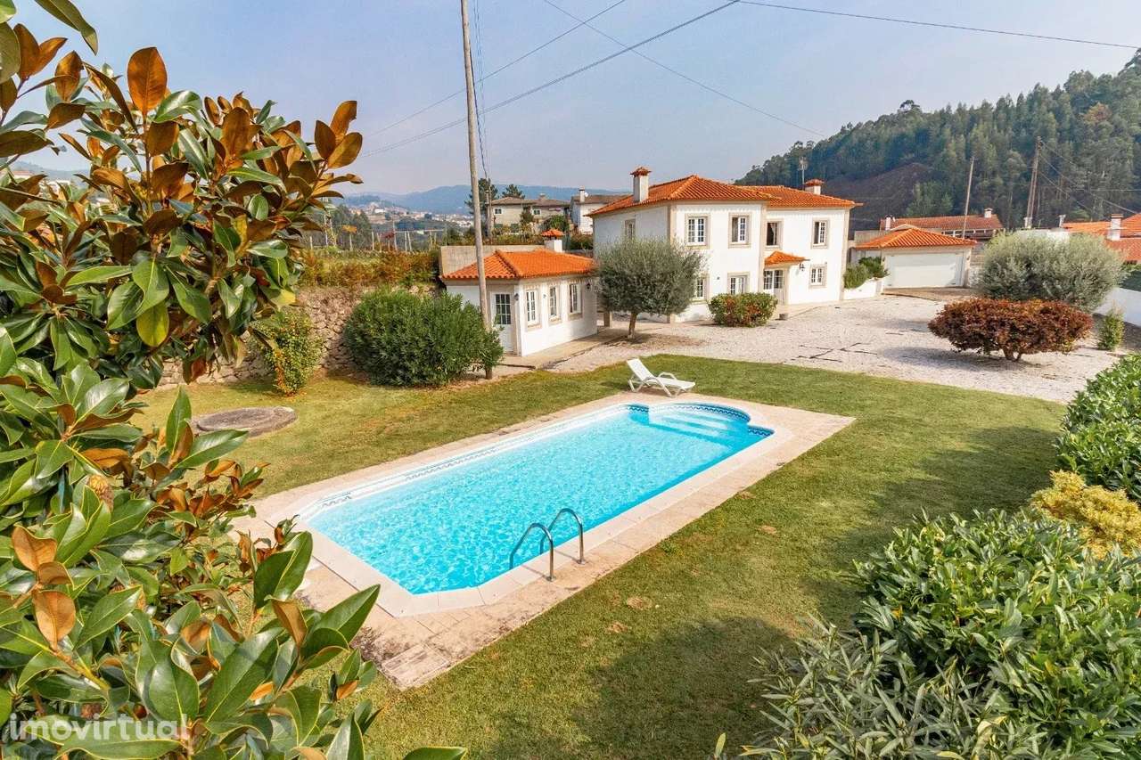 Moradia T3 Centenária Reabilitada, com Piscina, em Macieira de Cambra - Grande imagem: 2/7