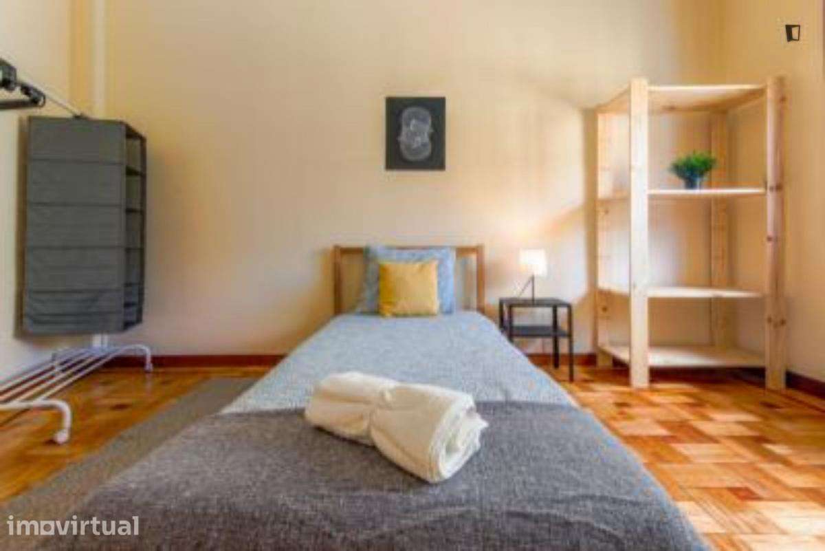 Quarto - localizado em Santo Ildefonso Porto - Grande imagem: 2/7