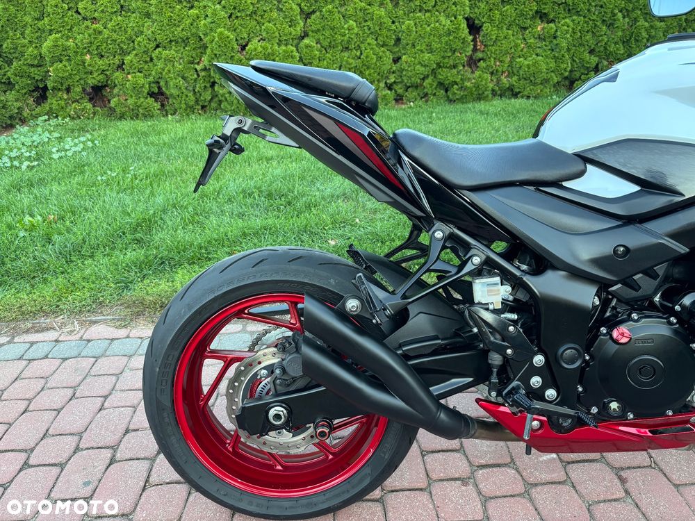 Suzuki GSX - 19