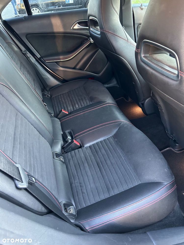 Mercedes-Benz CLA 220 4-Matic AMG Line - 10