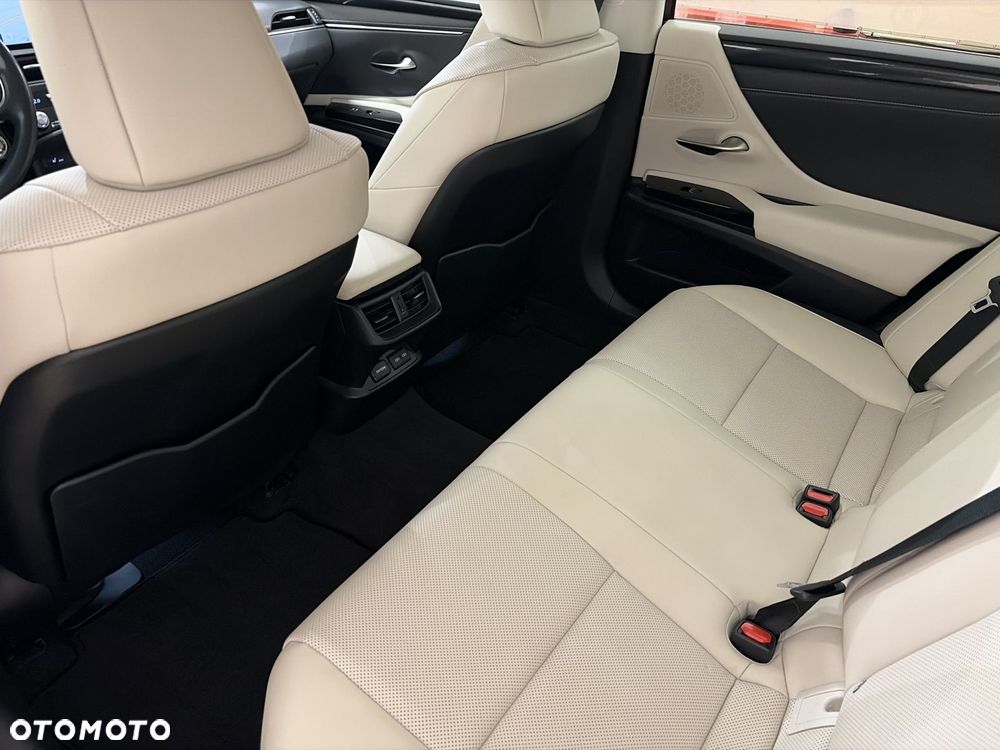Lexus ES 300h Business Edition - 11