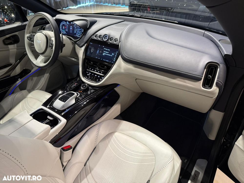 Aston Martin DBX - 35