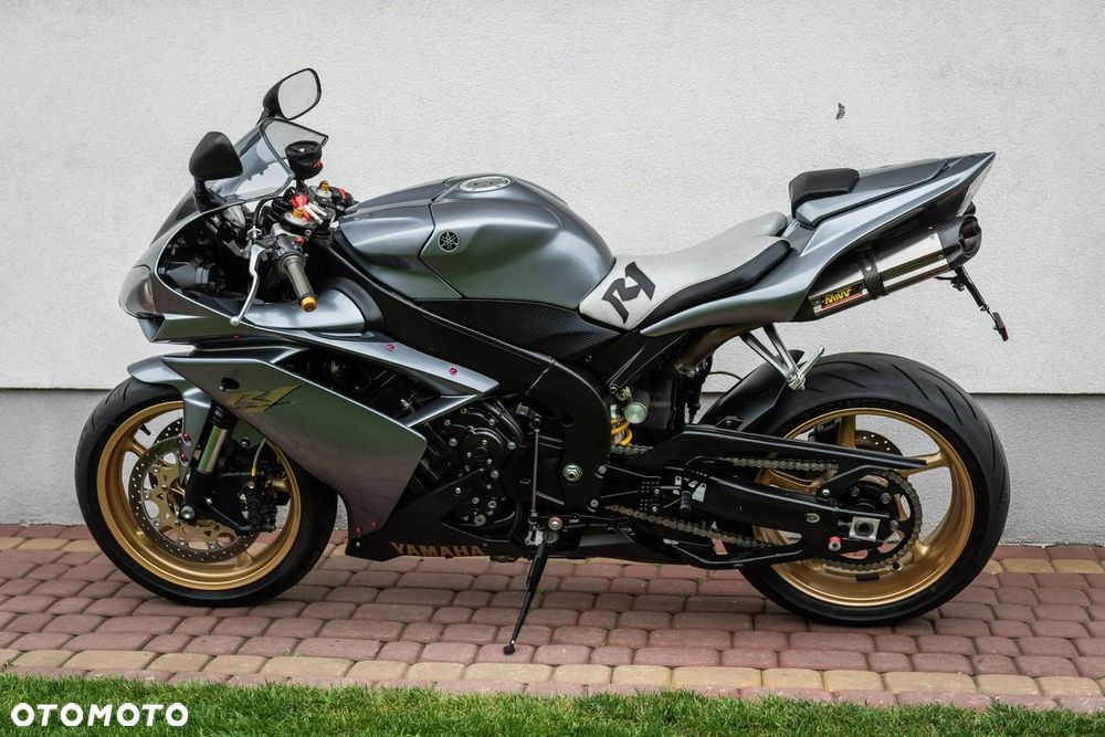 Yamaha R1 - 6