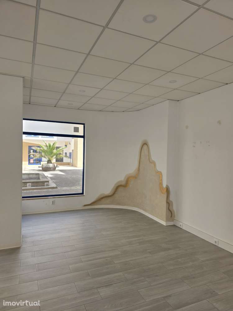 Loja com 4 montras e Bastante Luz e Espaço de Estacionamento Extra - Grande imagem: 2/6