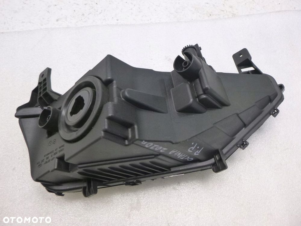 SKODA OCTAVIA 4 HALOGEN LAMPA DRL LED PRAWY PRZÓD - 12