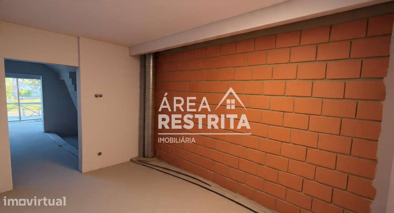 Moradia T3 com Suite, terraço e churrasqueira, na Quinta do Conde - Grande imagem: 5/24