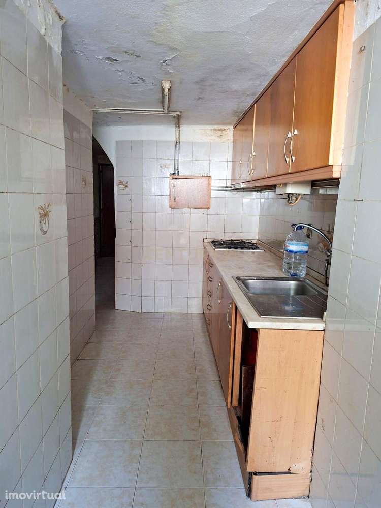 Apartamento T2 para Recuperar em Odivelas, Lisboa - Grande imagem: 5/17