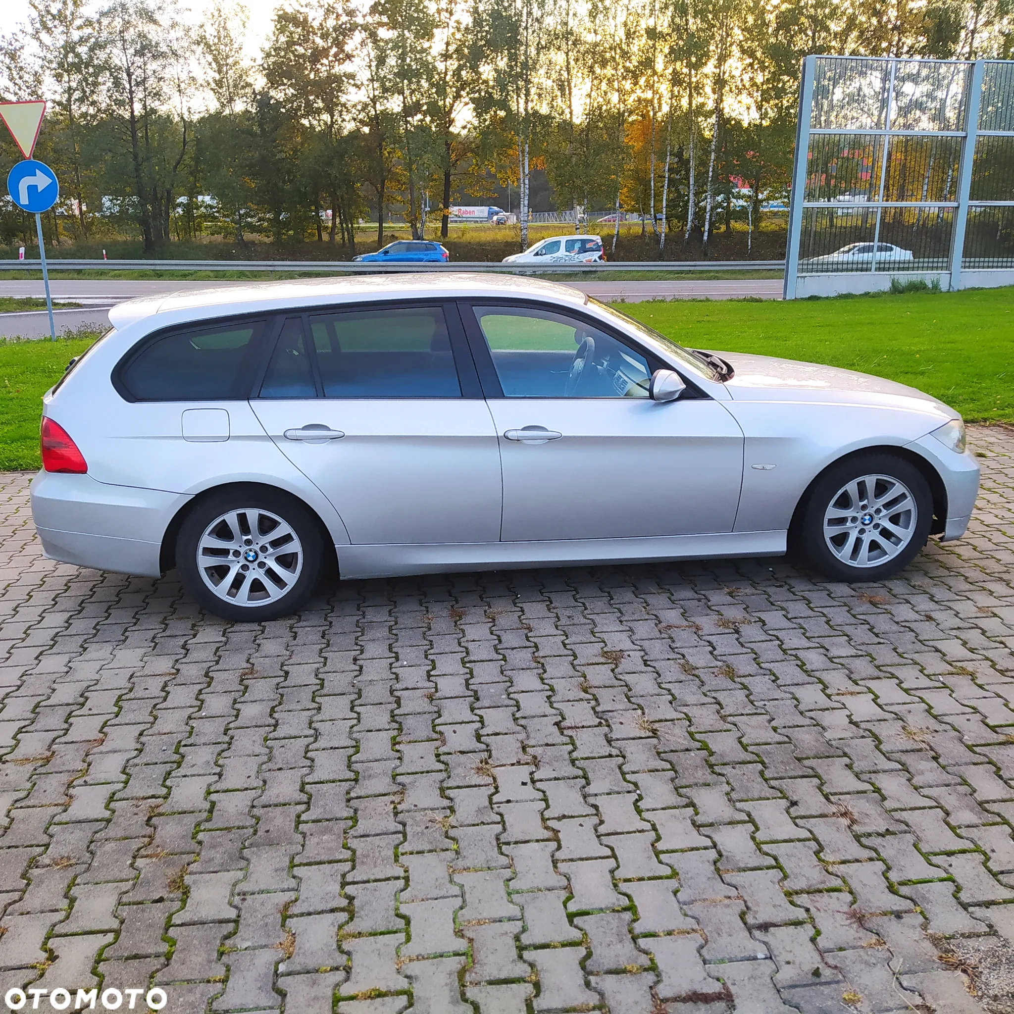 BMW Seria 3 318i Touring - 3