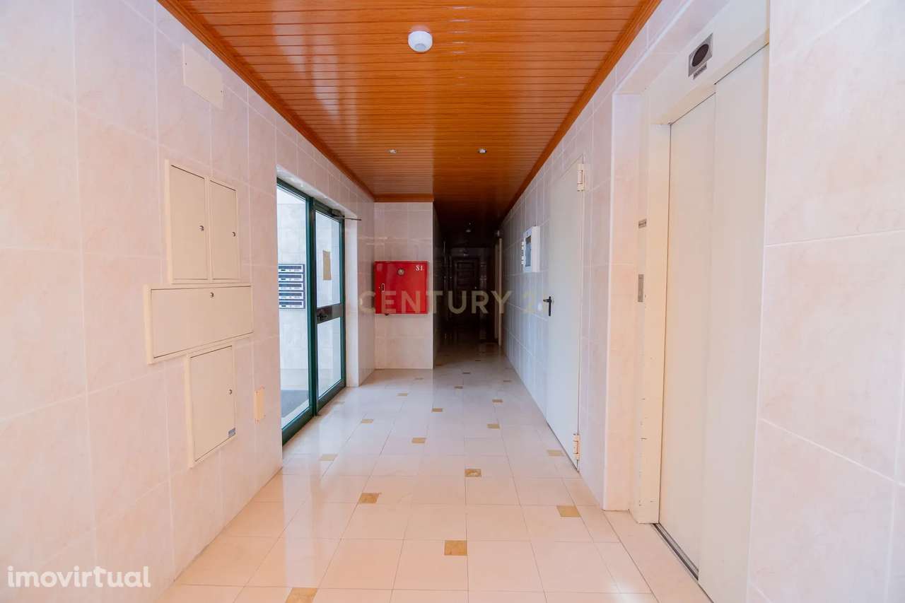 APARTAMENTO T1 MODERNO, COM GARAGEM, VARANDA, PISCINA, CAMPO DE TÉNIS - Grande imagem: 4/29