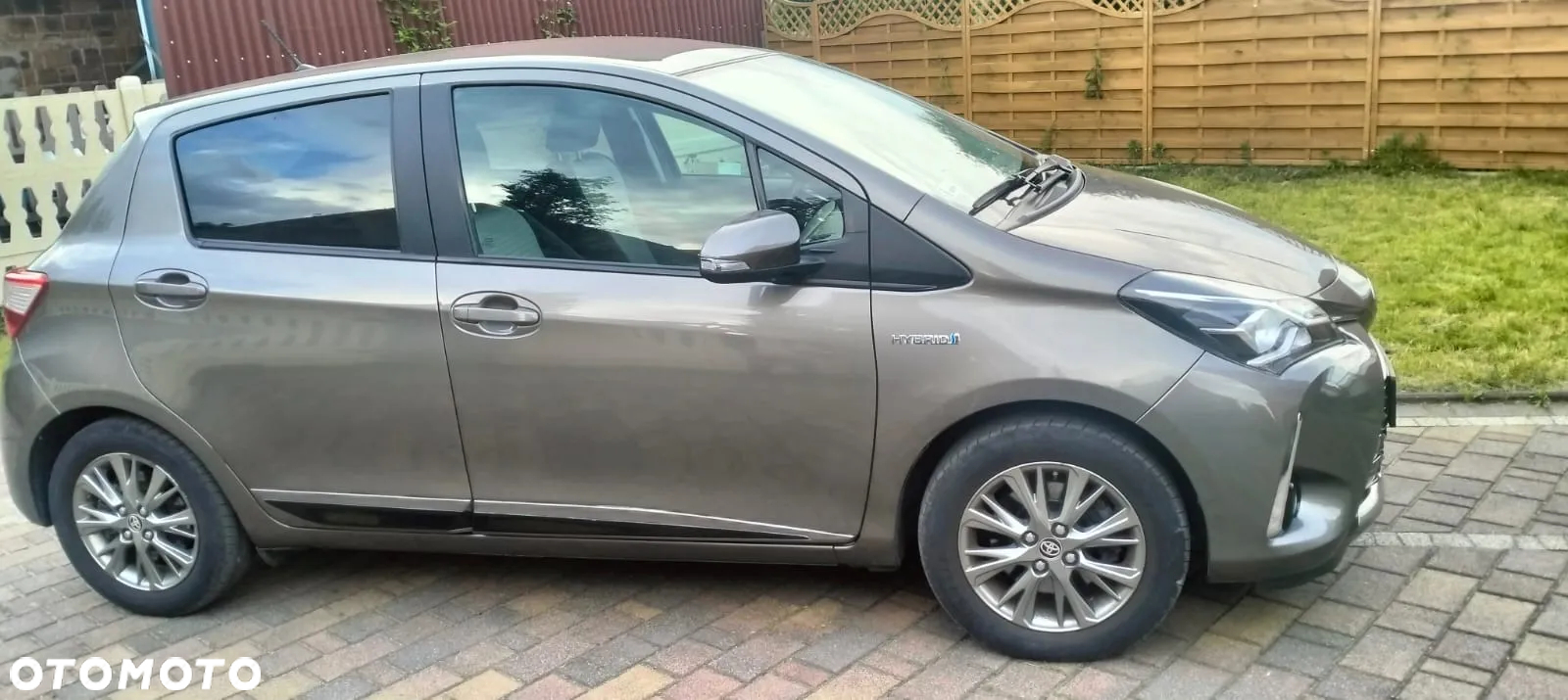 Toyota Yaris Hybrid 100 Premium - 2