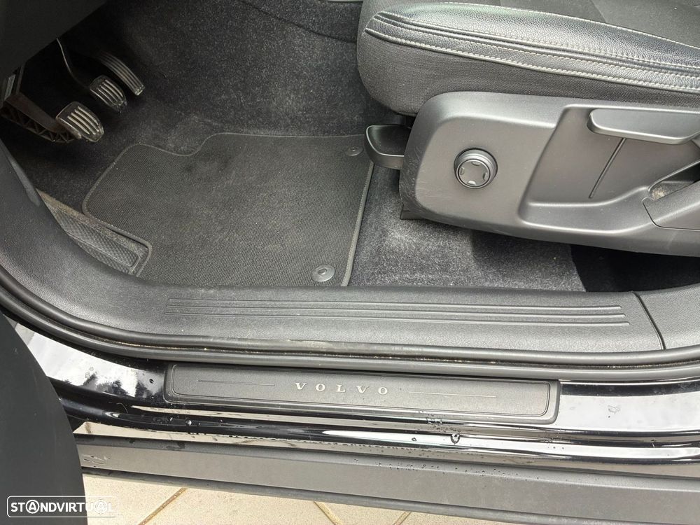 Volvo XC 40 1.5 T3 Momentum Tech Edition - 12