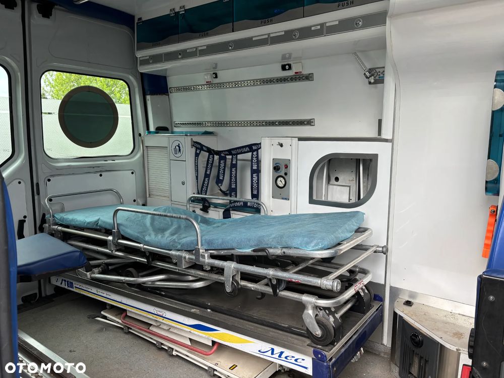 Renault Master F3500**Klimatyzacja**Ambulans - 17