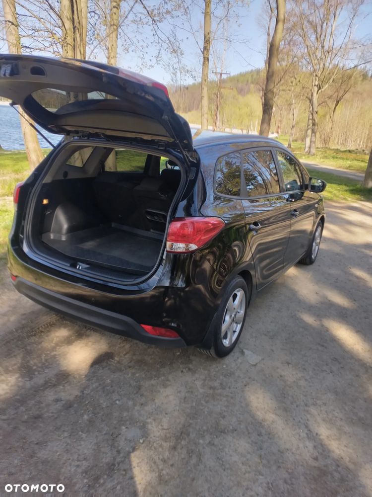 Kia Carens - 34