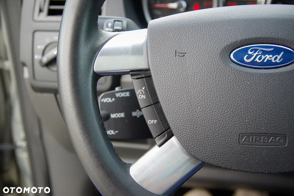Ford Kuga 2.0 TDCi 2x4 Titanium - 32