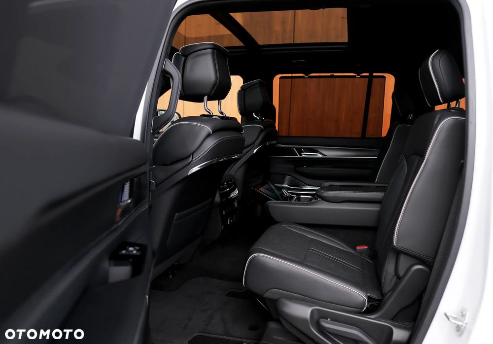 Jeep Grand Wagoneer - 25