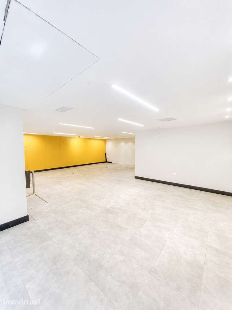 Arrenda-se espaço amplo , baixa do Porto/ Bolhão - Grande imagem: 2/13