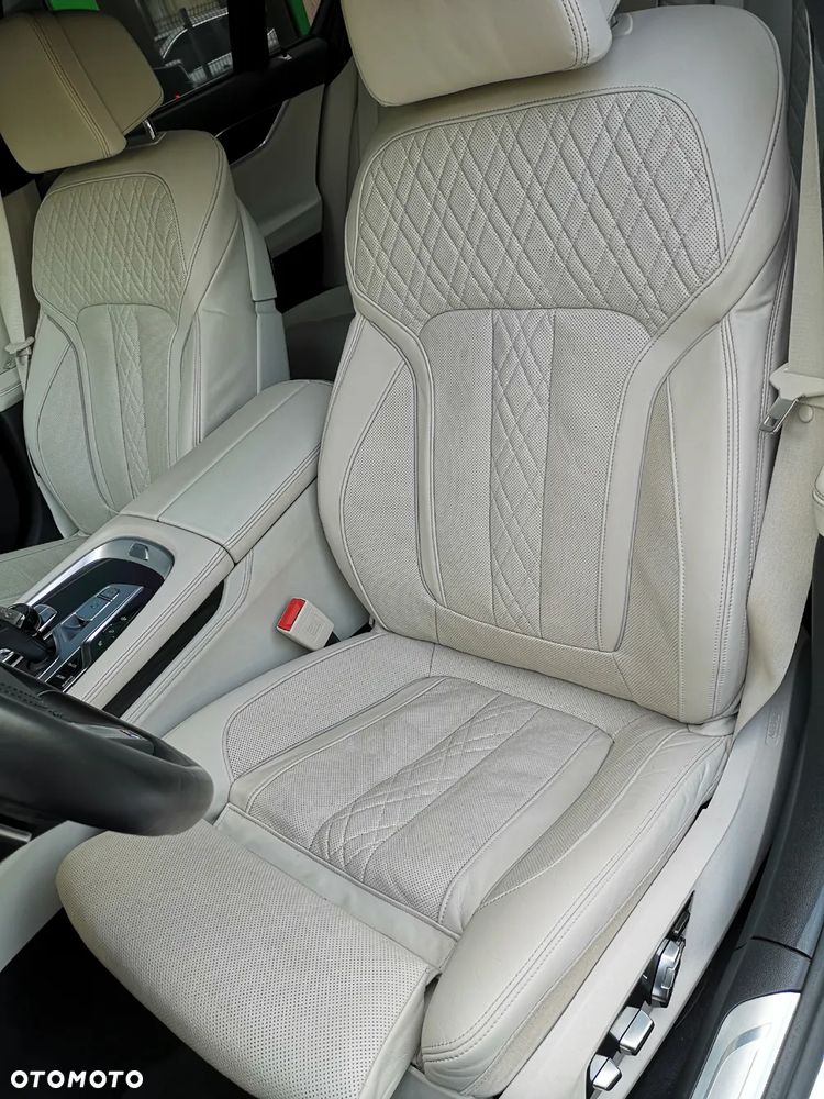 BMW Seria 7 750i xDrive sport - 31