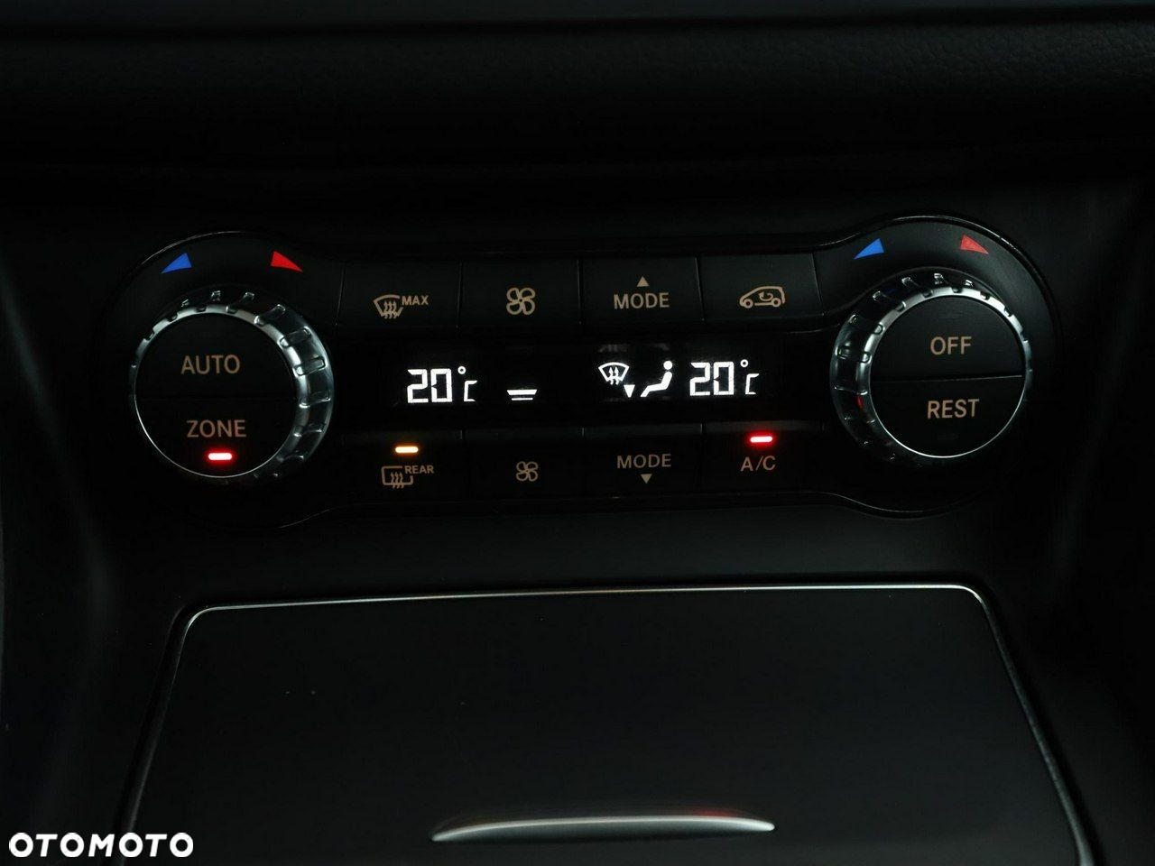 Mercedes-Benz GLA 180 7G-DCT Activity Edition - 28