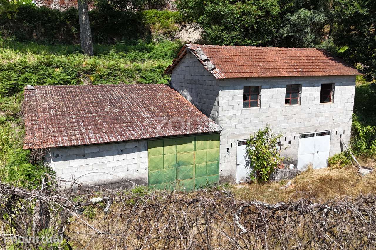 Terreno com anexo agrícola e capacidade de construção