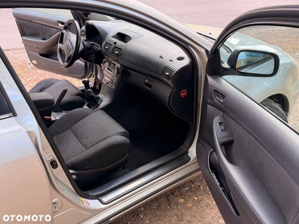Toyota Avensis 2.0 D-4D Combi - 15