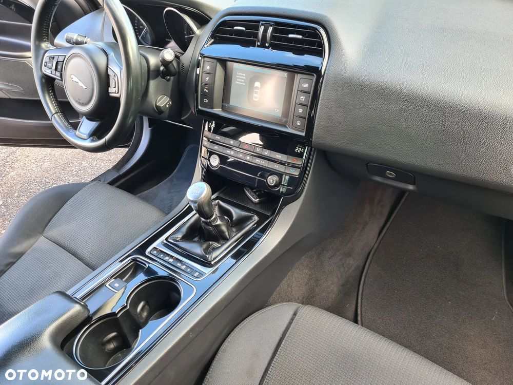 Jaguar XE 2.0 D Prestige - 6