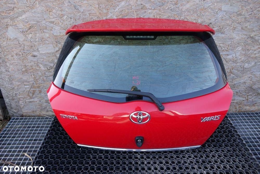 KLAPA BAGAŻNIKA POKRYWA CZERWONA TOYOTA YARIS II 5D - 1