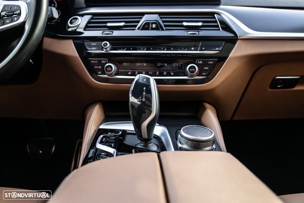 BMW 530 e Pack Desportivo M - 23