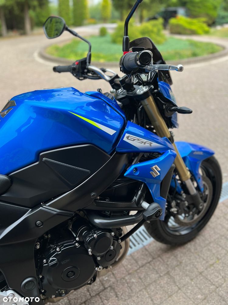 Suzuki GSR - 24