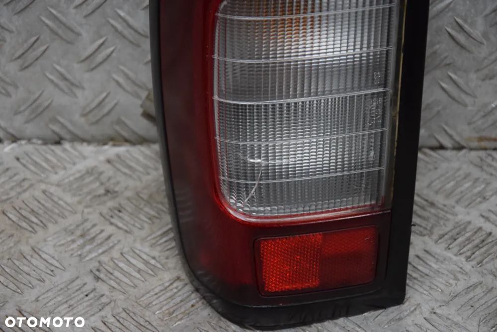 NISSAN NAVARA D22 LAMPA LEWA TYŁ - 4