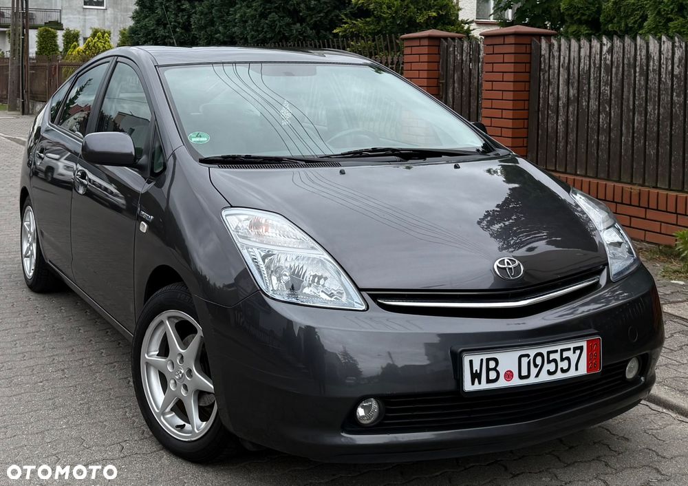 Toyota Prius (Hybrid) - 4