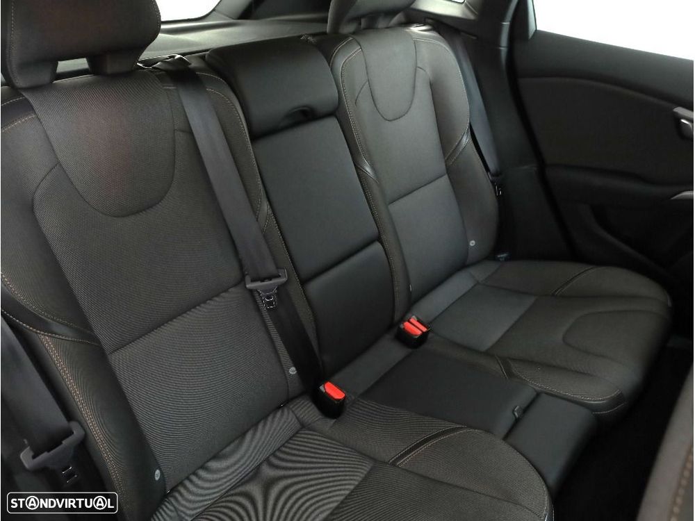 Volvo V40 Cross Country 2.0 D3 Plus - 19