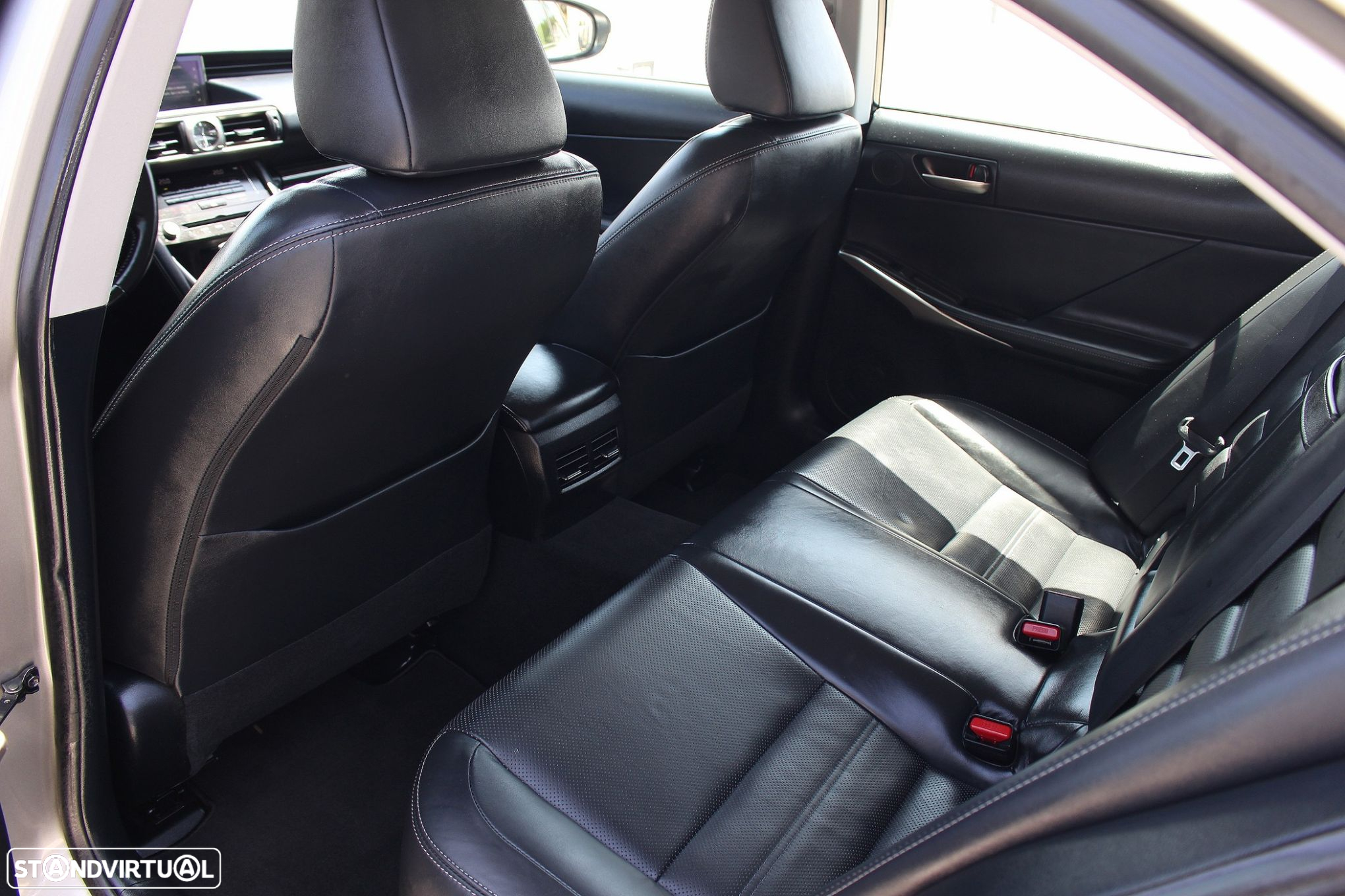 Lexus IS 300H Luxury - 39