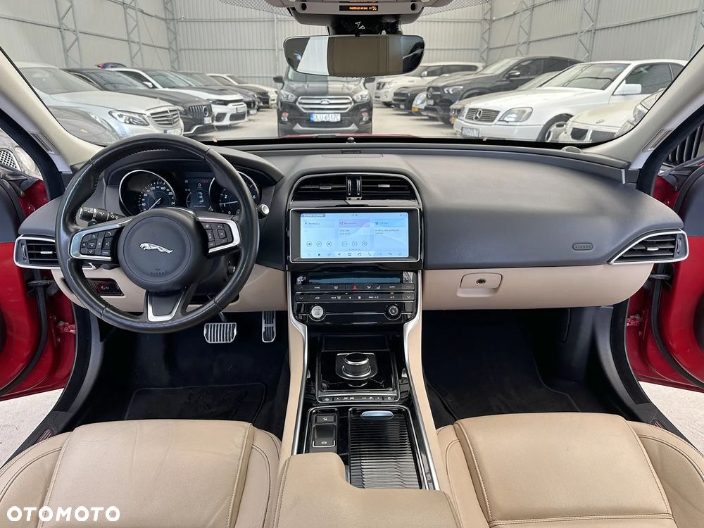 Jaguar XE 25t Prestige - 6