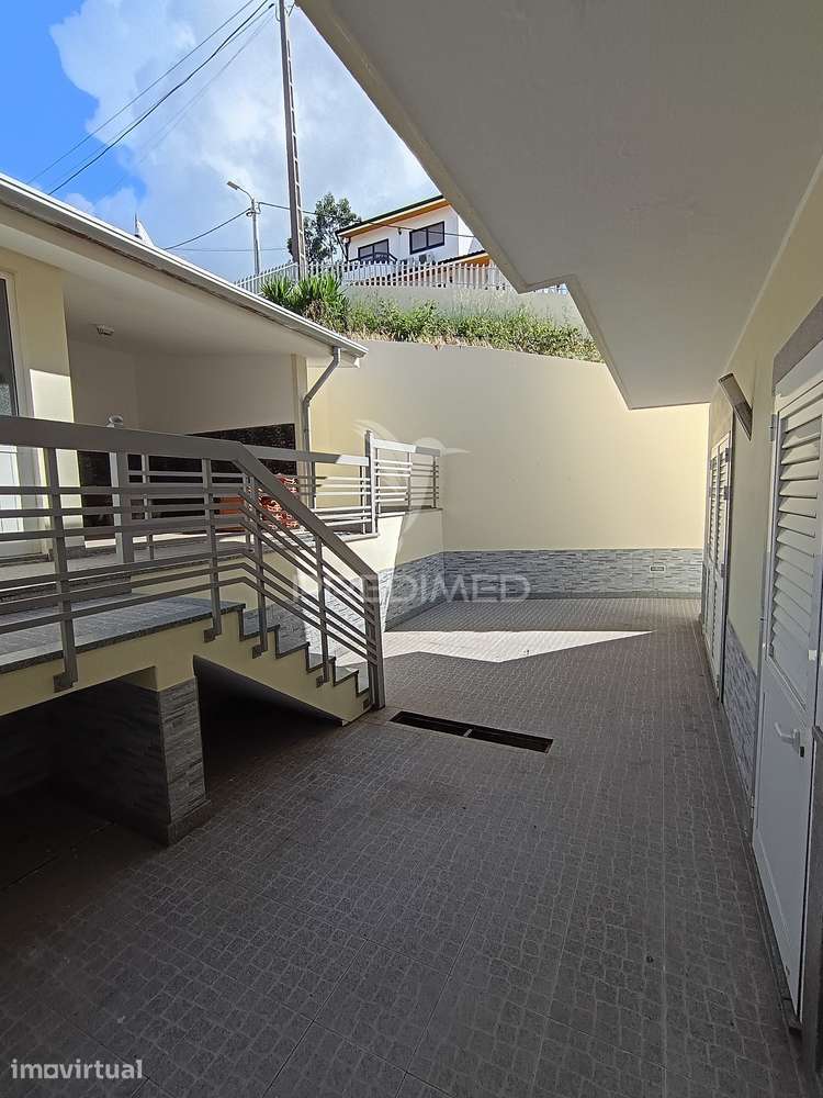 Moradia de 3 Frentes com 4 Quartos, Garagem para dois (2) Carros e... - Grande imagem: 4/34
