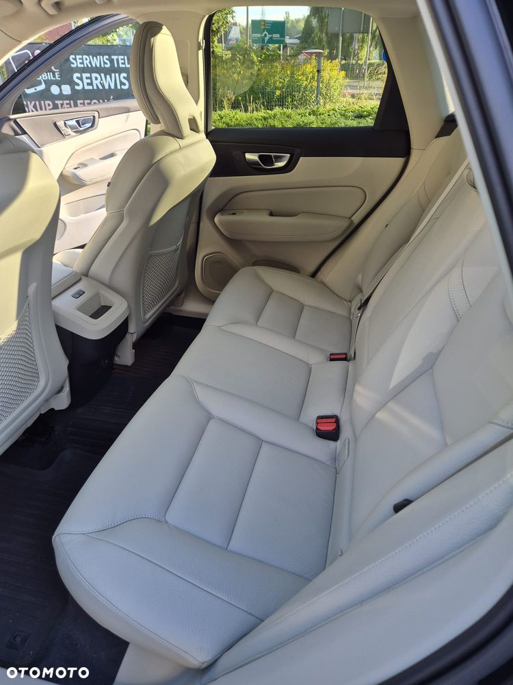 Volvo XC 60 B4 B Plus Dark - 24
