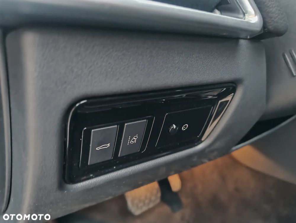 Jaguar XE 2.0 D R-Sport - 22