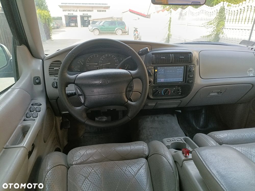 Ford Explorer Standard - 10
