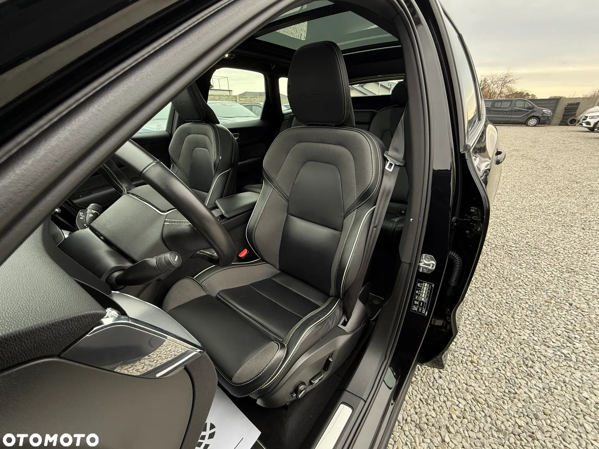 Volvo XC 60 T8 Plug-In Hybrid AWD R-Design - 28