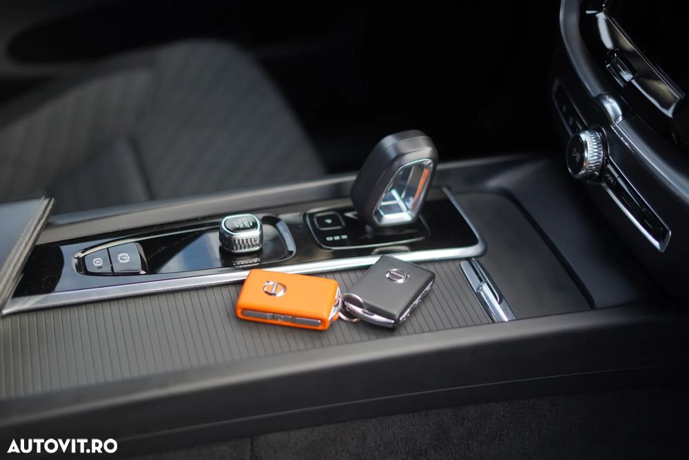 Volvo XC 60 B4 MHEV Momentum Pro - 16