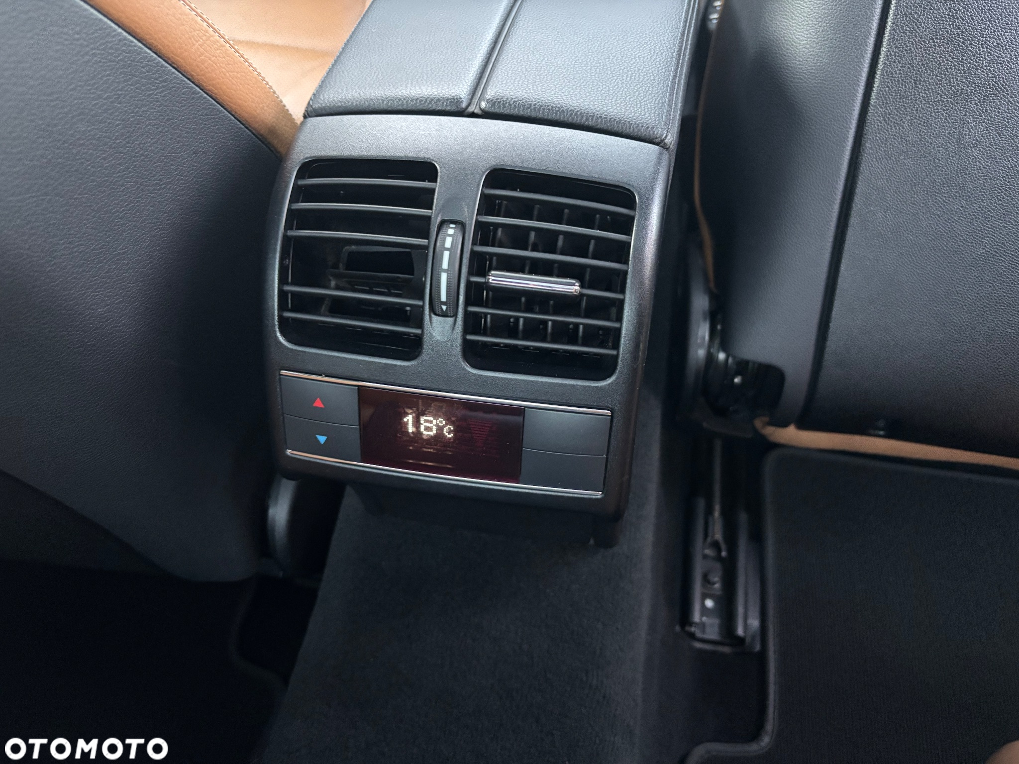 Mercedes-Benz Klasa E 250 CGI Coupe BlueEFFICIENCY Automatik Avantgarde - 16