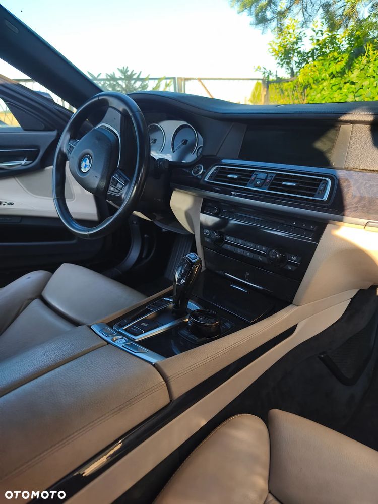 BMW Seria 7 750i - 8