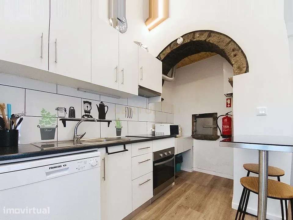 Moradia Totalmente Renovada com 2 Apartamentos T1 e Vista Mar na Algar - Grande imagem: 3/32