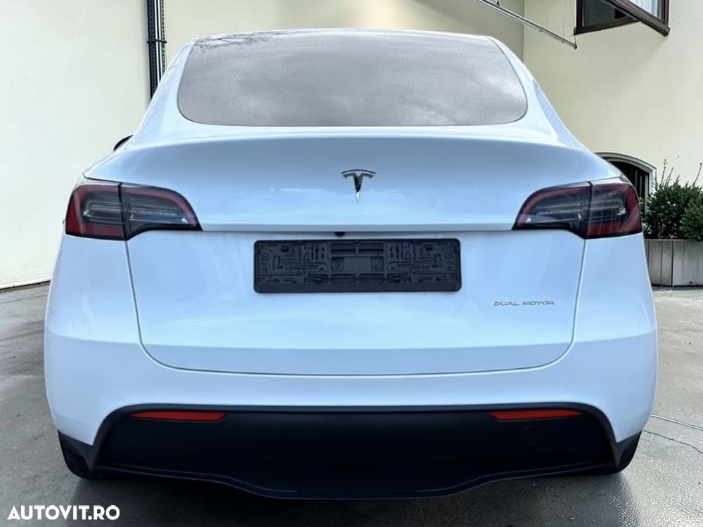 Tesla Model Y - 9