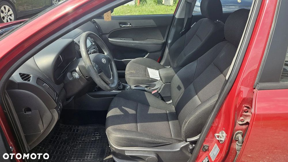 Hyundai i30 1.4 Base + - 11