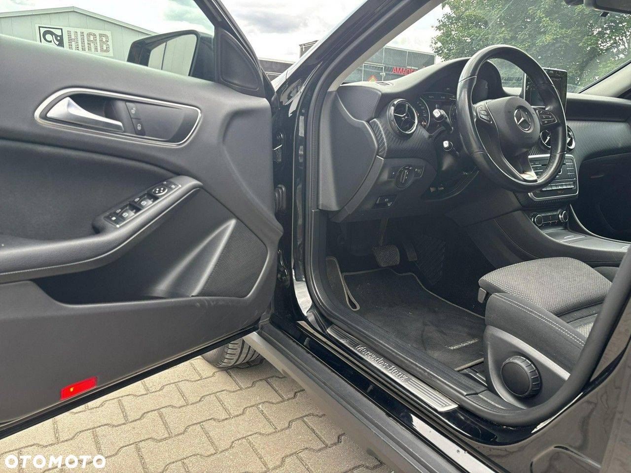 Mercedes-Benz GLA 180 7G-DCT - 10