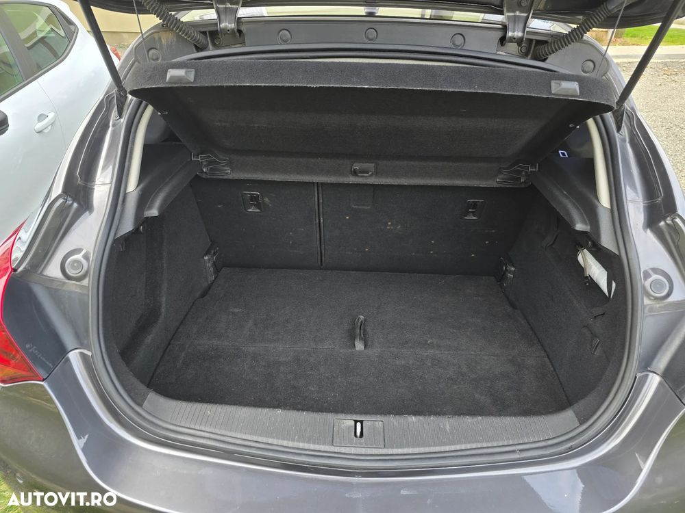 Opel Astra 1.6 Turbo - 12