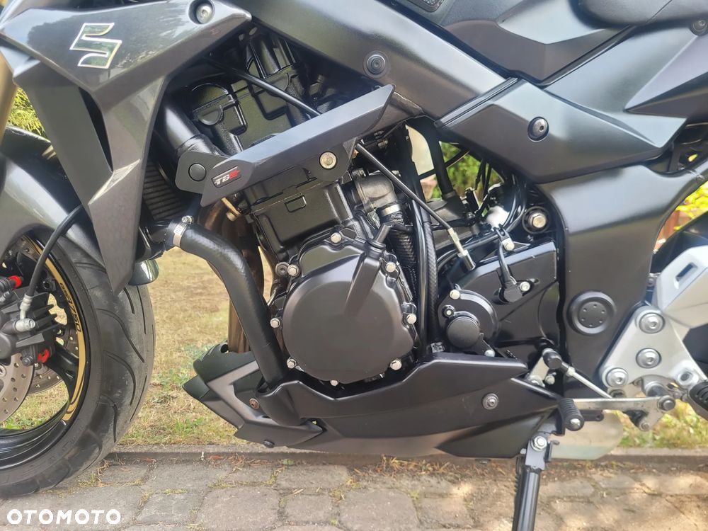 Suzuki GSR - 23
